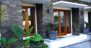 10 Ide Desain Rumah Batu Alam yang Eksotis dan Menawan