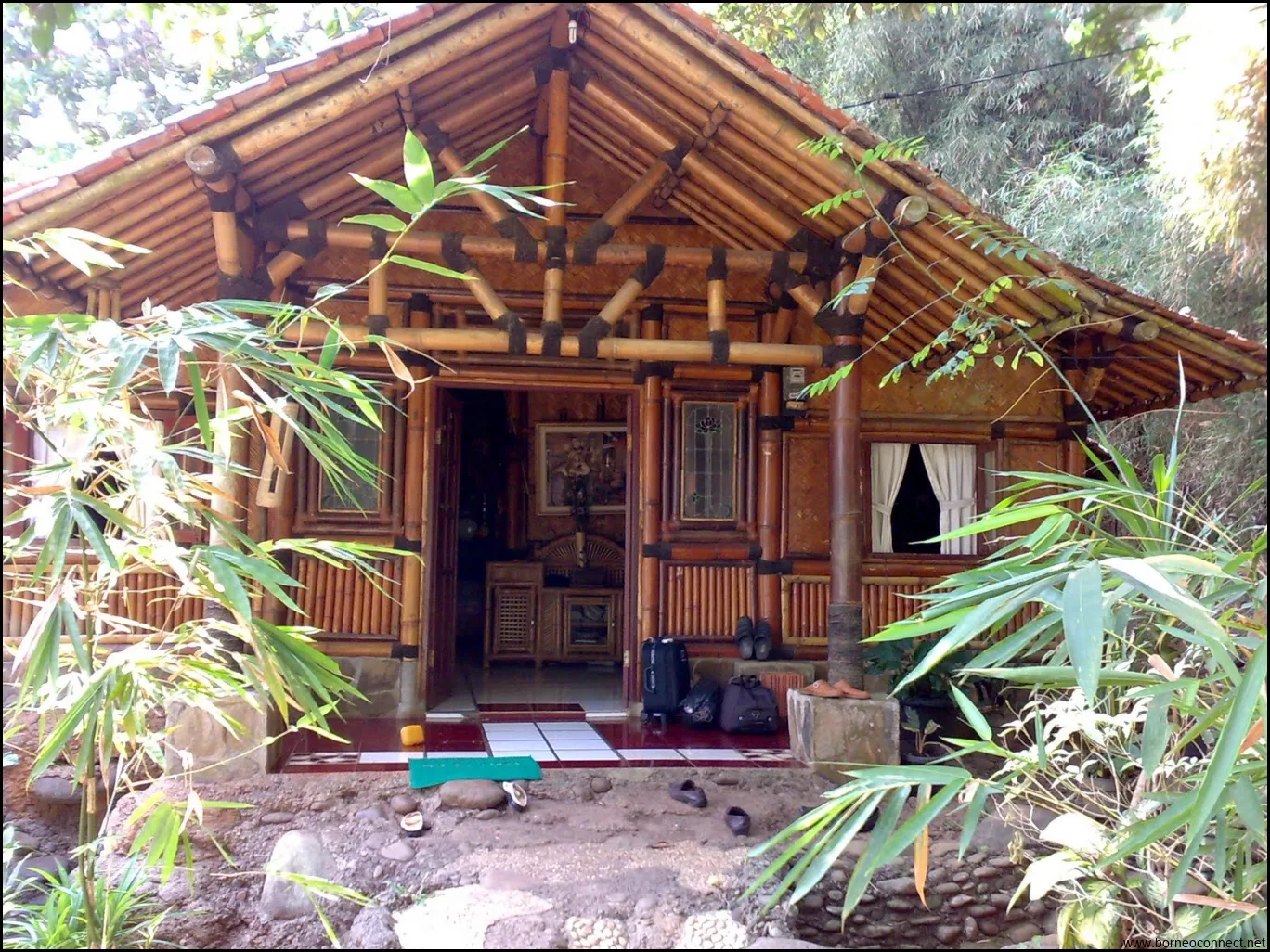 Menikmati Kesejukan Alam dengan Desain Rumah Bambu yang Elegan